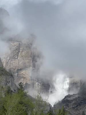 Yosemite took my breathe away 🌲 #yosemite #yosemitenationalpark #yosemitevalley #yosemitefalls #misttrail #waterfall #nationalpark #alltrails #naturevibes #hikersoftiktok 